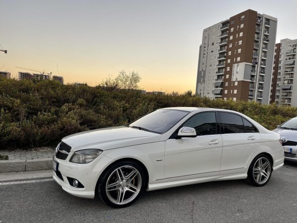 Tirane, shes makine Mercedes Benz Nafte, e bardhë automatik Klima 245.000 km 9.500 €