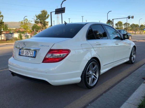 Tirane, shes makine Mercedes Benz Nafte, e bardhë automatik Klima 245.000 km 9.500 €