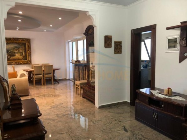 Tirane, jepet me qera apartament 2+1+Ballkon Kati 6, 112 m² 1.000 € (Bulevard Zogu i I prane qendres.)