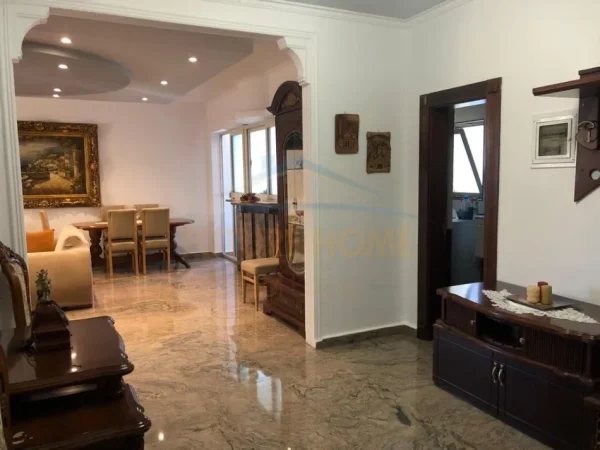 Tirane, jepet me qera apartament 2+1+Ballkon Kati 6, 112 m² 1.000 € (Bulevard Zogu i I prane qendres.)