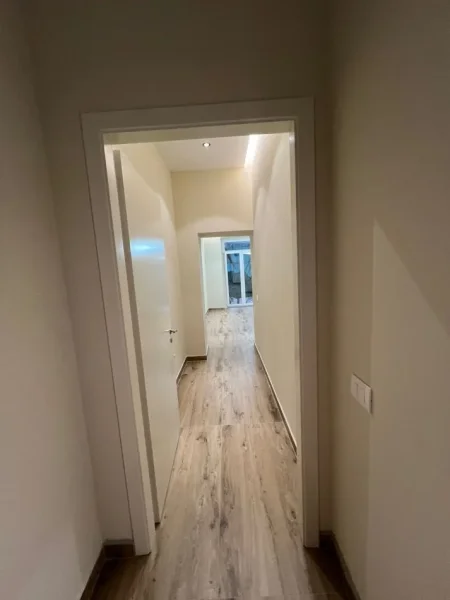 Tirane, jepet me qera apartament 1+1 Kati 1, 650 € 