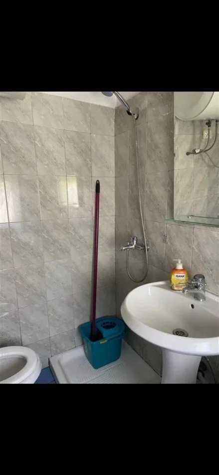 Tirane, jap me qera garsonier Kati 5, 45 m² 350 € (Bar Oslo te brryli)