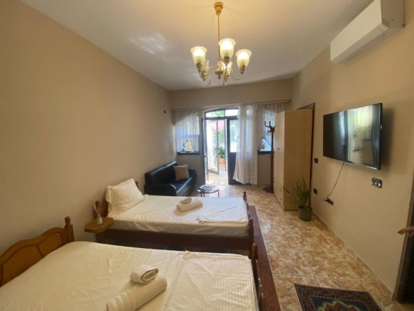 Tirane, jepet me qera garsonier 1+1 Kati 1, 35 m² 350 € (Medreseja)