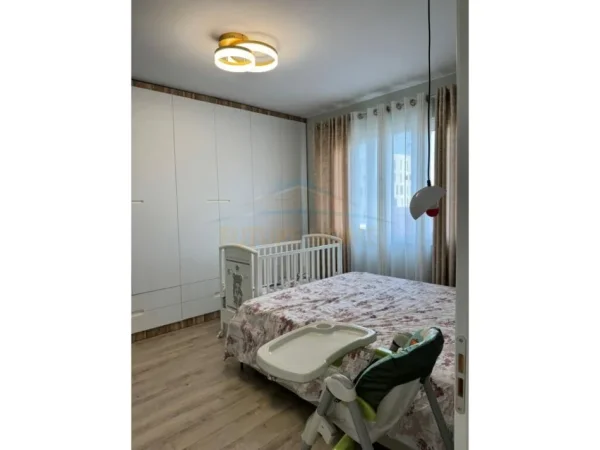 Tirane, jepet me qera apartament 2+1 Kati 9, 93 m² 700 € (Vasil Shanto, Ish UET)