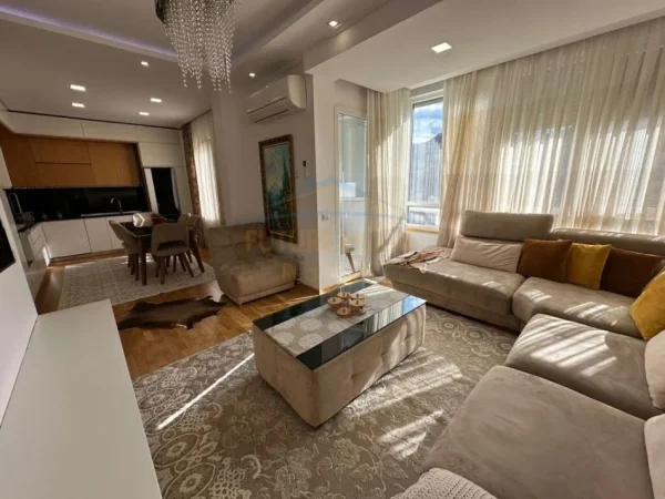 Tirane, jepet me qera apartament 2+1 Kati 9, 93 m² 700 € 