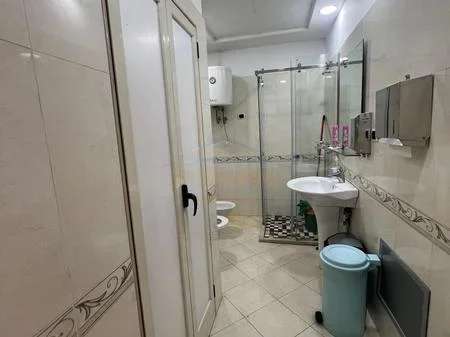 Tirane, jepet me qera ambjent biznesi Kati 6, 110 m² 1.800 € 