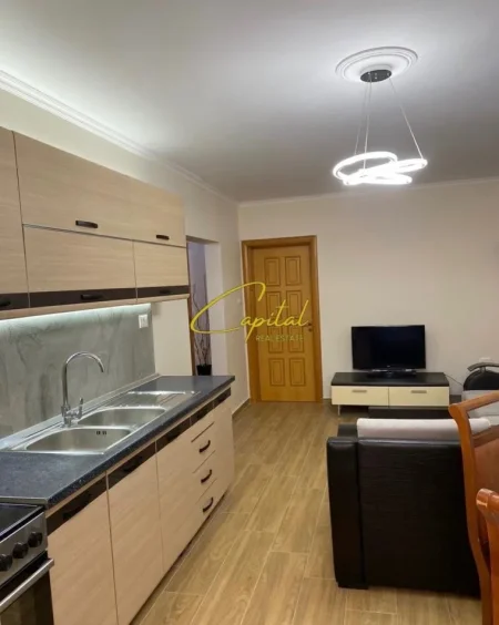 Tirane, jepet me qera apartament 2+1 Kati 3, 70 m² 700 € (QENDER)