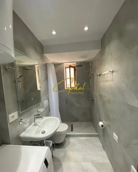 Tirane, jepet me qera apartament 2+1 Kati 3, 70 m² 700 € (QENDER)