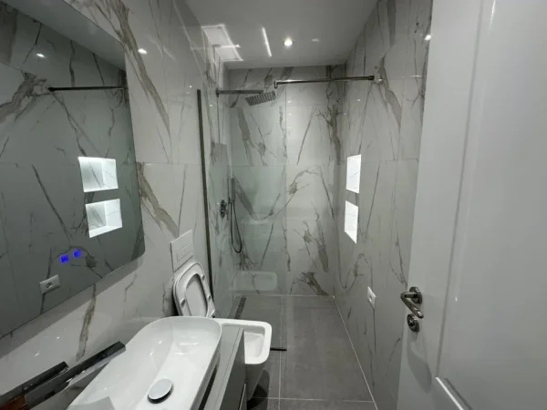 Tirane, jepet me qera apartament 2+1 Kati 3, 110 m² 1.400 € (Qender)