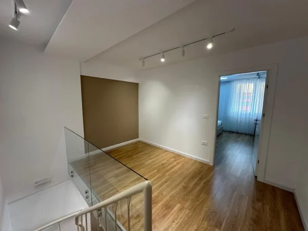 Tirane, jepet me qera apartament 2+1 Kati 3, 110 m² 1.400 € (Qender)