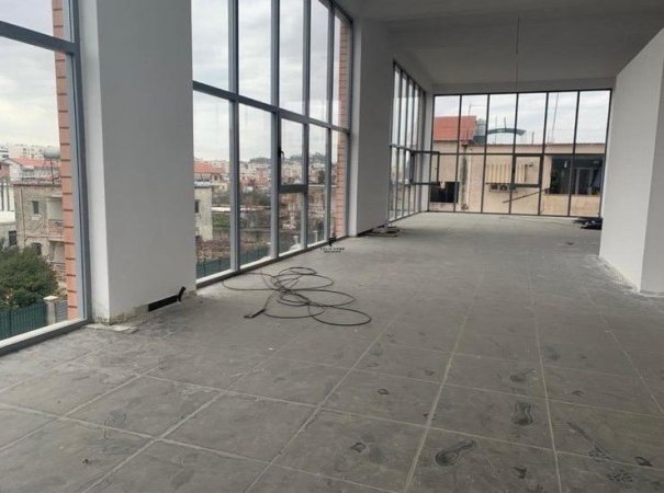 Tirane, jepet me qera zyre Kati 1, 220 m² 1.000 € (RRUGE KRYESORE)