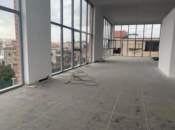 Tirane, jepet me qera zyre Kati 1, 220 m² 1.000 € (RRUGE KRYESORE)