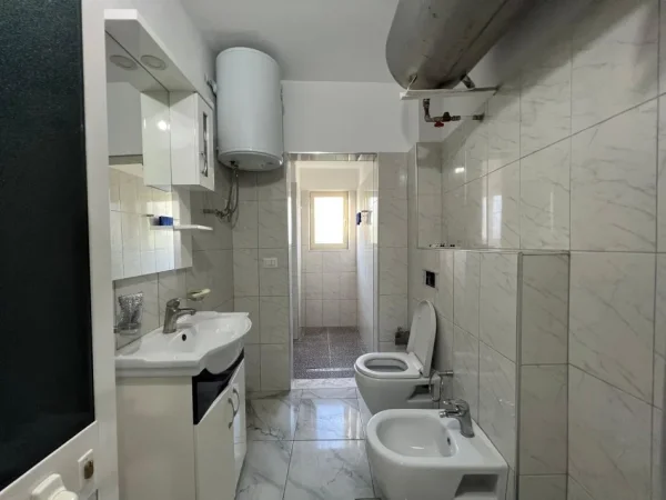 Tirane, jepet me qera apartament 2+1 Kati 3, 350 € 