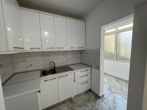 Tirane, jepet me qera apartament 2+1 Kati 3, 350 € 