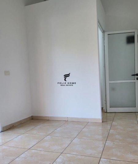 Tirane, jap me qera dyqan Kati 0, 25 m² 400 € (PRANE SIGURIMEVE)