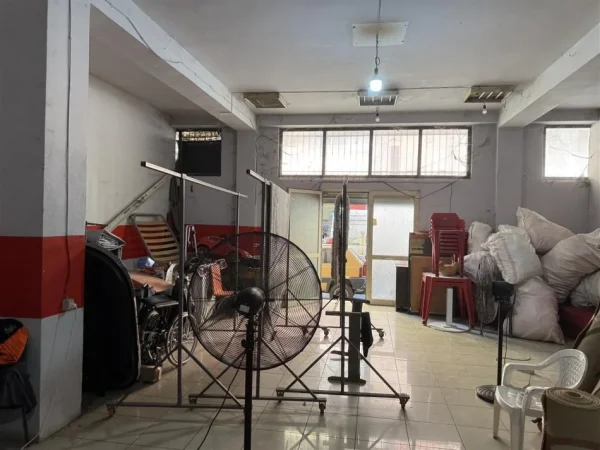 Tirane, jepet me qera magazine Kati 0, 90 m² 2.000 € (PALLATI ME SHIGJETA)