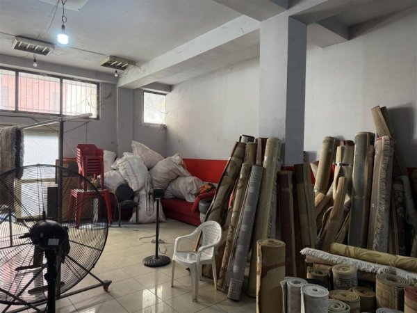 Tirane, jepet me qera magazine Kati 0, 90 m² 2.000 € (PALLATI ME SHIGJETA)