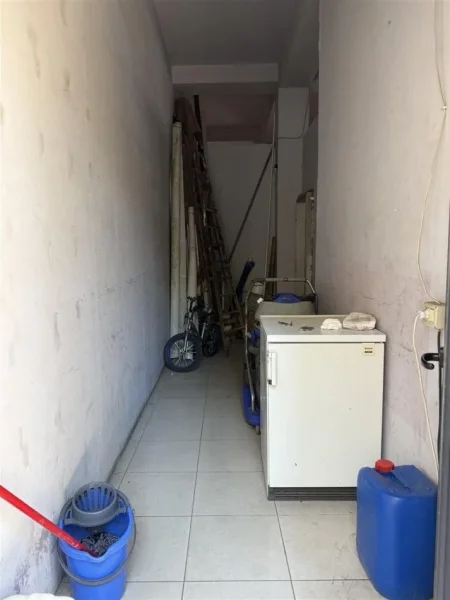 Tirane, jepet me qera magazine Kati 0, 90 m² 2.000 € (PALLATI ME SHIGJETA)