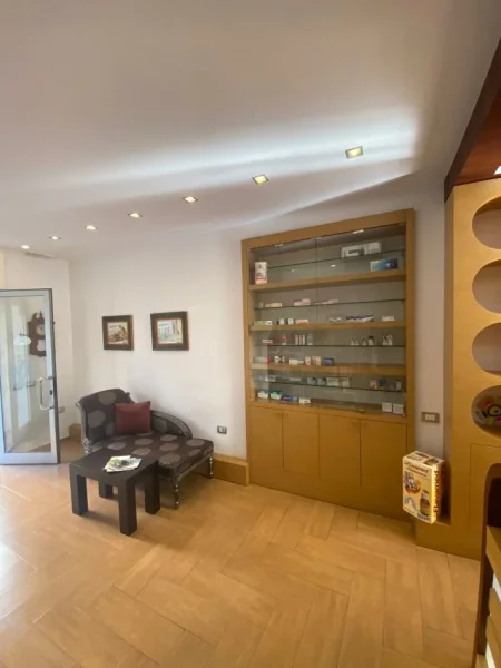 Tirane, jepet me qera dyqan Kati 0, 50 m² 700 € (myslym shyri)