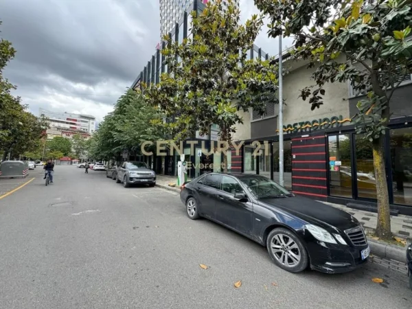 Tirane, jepet me qera ambjent biznesi Kati 1, 69 m² 2.200 € (sheshi skenderbej)