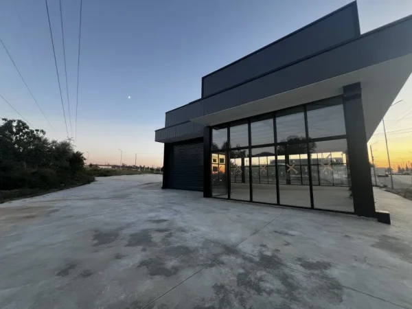 Tirane, jepet me qera ambjent biznesi , 380 m² 1.900 € (Rruga Demokracia Bathore)