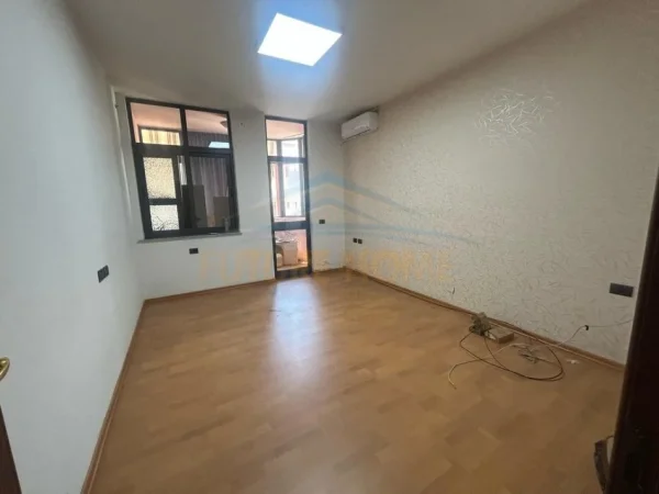 Tirane, jap me qera apartament Kati 4, 160 m² 1.200 € (Bulevardi Zogu i 1)