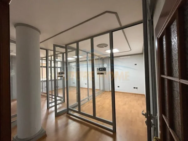 Tirane, jap me qera apartament Kati 4, 160 m² 1.200 € (Bulevardi Zogu i 1)