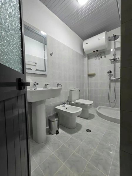 Tirane, jepet me qera apartament 2+1+Ballkon Kati 1, 75 m² 750 € (VASIL SHANTO)