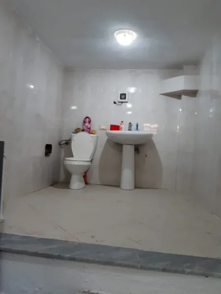 Tirane, jepet me qera ambjent biznesi Kati 0, 35 m² 400 € 