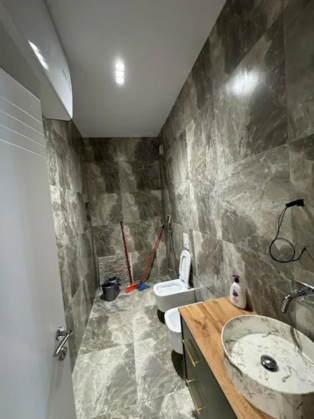 Tirane, jepet me qera apartament 2+1 Kati 2, 100 m² 800 € 