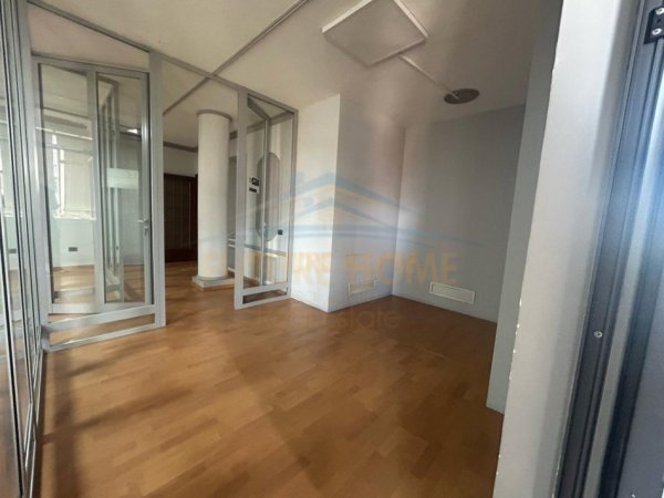 Tirane, jepet me qera apartament 3+1 Kati 4, 155 m² 1.200 € 