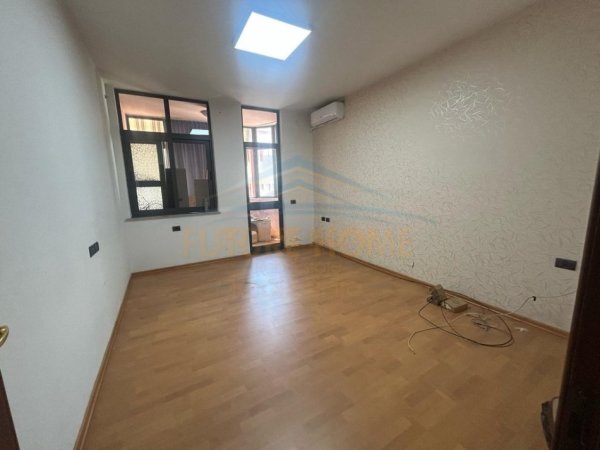 Tirane, jepet me qera apartament 3+1 Kati 4, 155 m² 1.200 € 