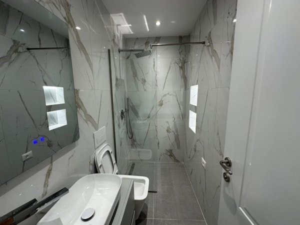 Tirane, jepet me qera apartament 2+1 Kati 3, 140 m² 1.400 € (Rruga bariikadave)