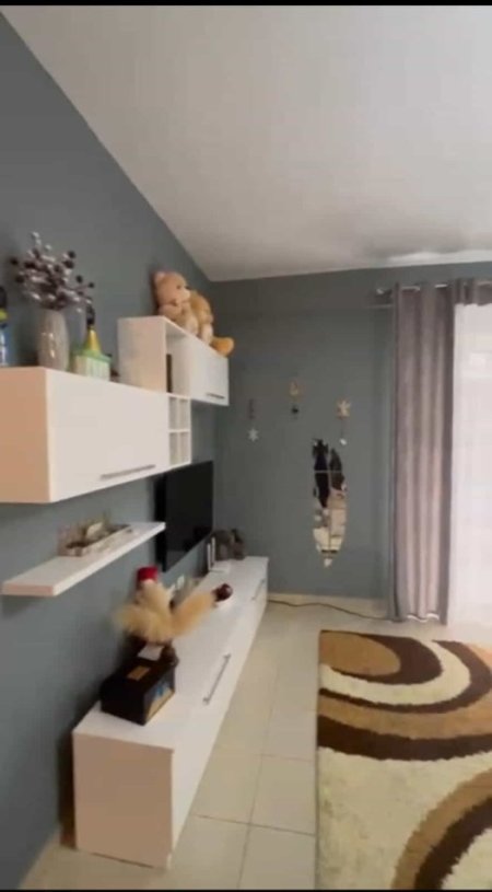 Tirane, jepet me qera apartament 1+1+Ballkon Kati 1, 70 m² 400 € (yzberisht)