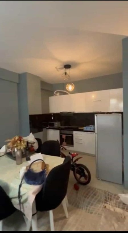 Tirane, jepet me qera apartament 1+1+Ballkon Kati 1, 70 m² 400 € (yzberisht)