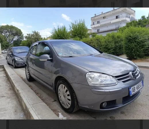 Vlore, shitet makine VW GOLF 5 Benzin+Gaz, gri metalizato manuale Klima 230.000 km 320000Lekë (të reja)
