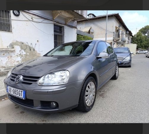 Tirane, shitet makine VW GOLF 5 Benzin+Gaz, gri metalizato manuale Klima 230.000 km 4.300 €