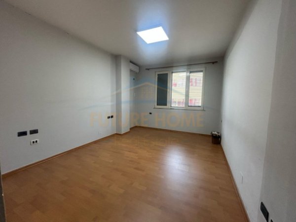 Tirane, jepet me qera apartament 3+1+Ballkon Kati 4, 155 m² 1.200 € 