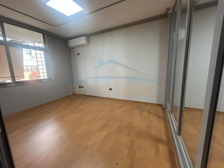 Tirane, jepet me qera apartament 3+1+Ballkon Kati 4, 155 m² 1.200 € 