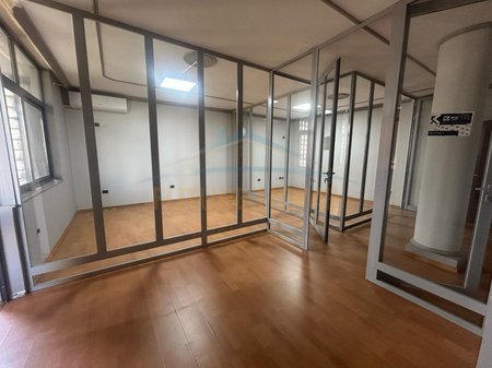 Tirane, jepet me qera apartament 3+1+Ballkon Kati 4, 155 m² 1.200 € 