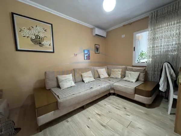 Tirane, shitet apartament 1+1 Kati 5, 47 m² 95.000 € (Prane Bar Votres, Brryl)