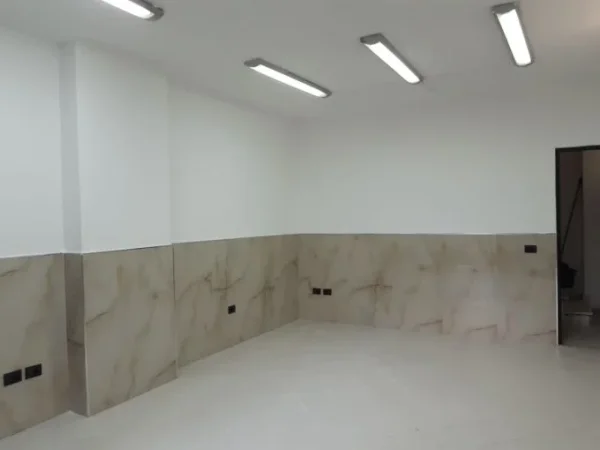 Tirane, jepet me qera ambjent biznesi Kati 0, 35 m² 400 € (Rruga e durresit)