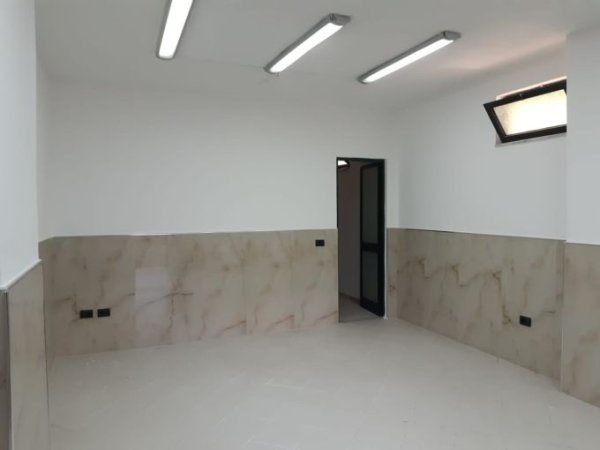 Tirane, jepet me qera ambjent biznesi Kati 0, 35 m² 400 € (Rruga e durresit)