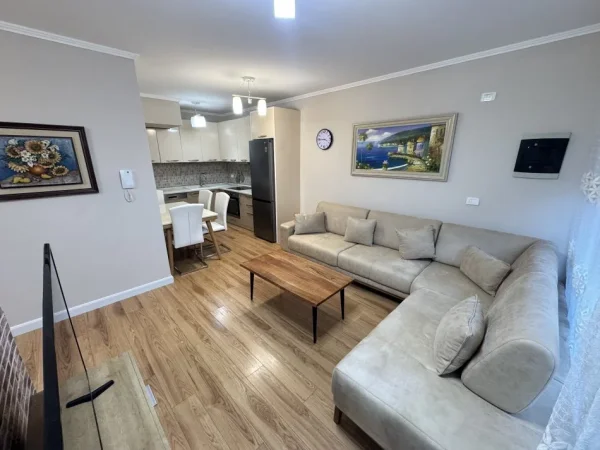 Tirane, jepet me qera apartament 1+1+Ballkon Kati 1, 100 m² 700 € (Reuga zallit)