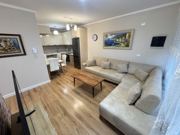 Tirane, jepet me qera apartament 1+1+Ballkon Kati 1, 100 m² 700 € (Reuga zallit)