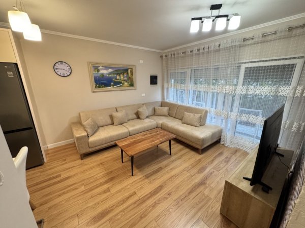Tirane, jepet me qera apartament 1+1+Ballkon Kati 1, 100 m² 700 € (Reuga zallit)