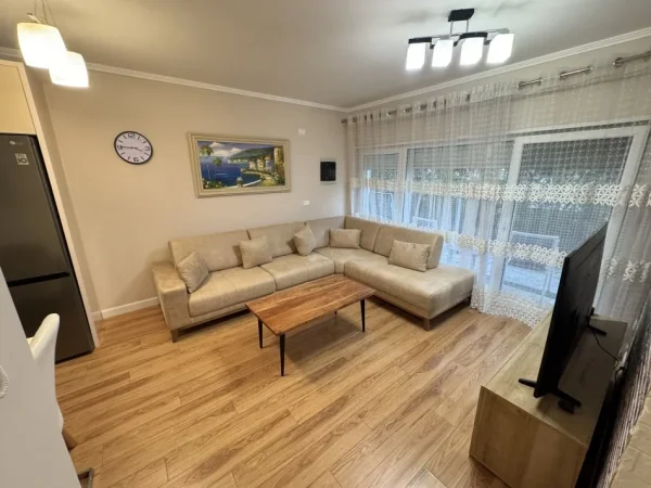 Tirane, jepet me qera apartament 1+1+Ballkon Kati 1, 100 m² 700 € (Reuga zallit)