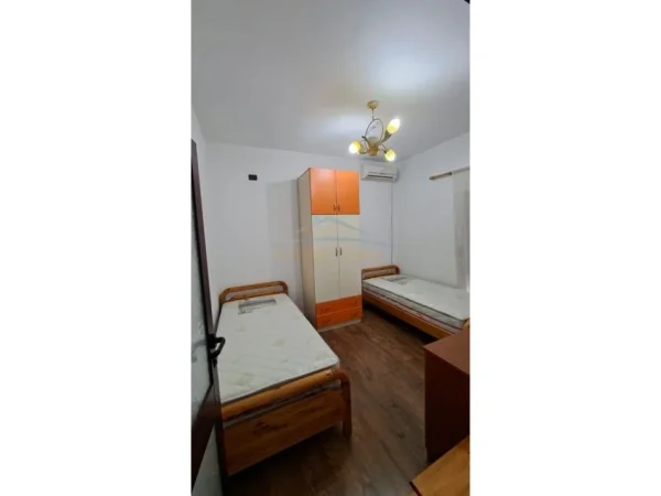 Tirane, jepet me qera apartament 2+1+Ballkon Kati 2, 76 m² 700 € (Rruga Mine Peza)