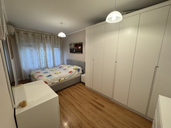 Tirane, jepet me qera apartament 1+1+Ballkon Kati 1, 100 m² 700 € (Reuga zallit)