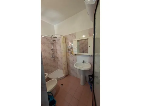 Tirane, jepet me qera apartament 2+1+Ballkon Kati 2, 76 m² 700 € (Rruga Mine Peza)